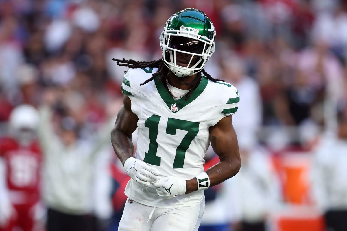 Davante Adams Takes a Swipe at the Bears – A Heated Rivalry Rekindled